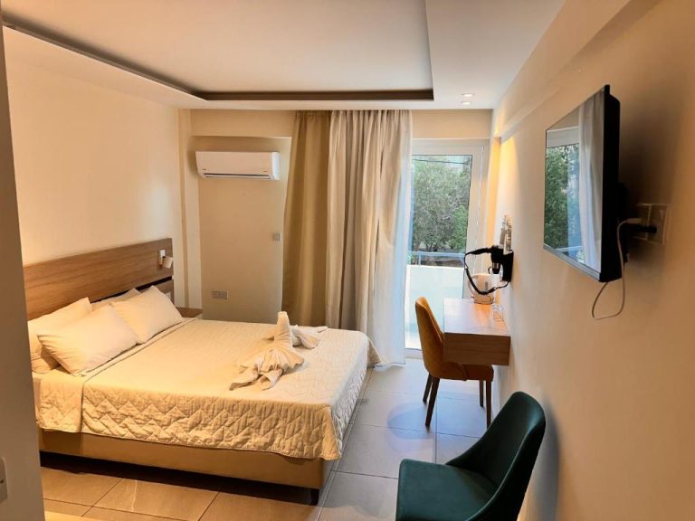 Habitación doble con cama matrimonial, escritorio y televisión del San Remo Hotel