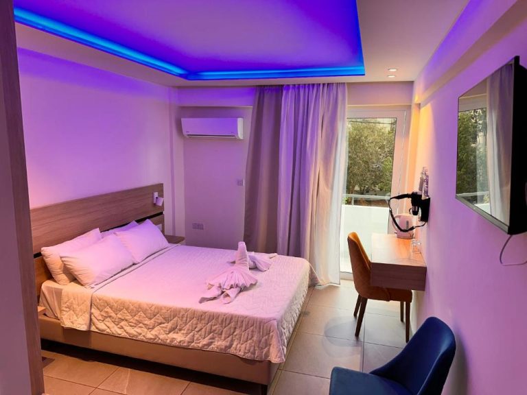 Habitación doble con iluminación LED azul y escritorio en San Remo Hotel