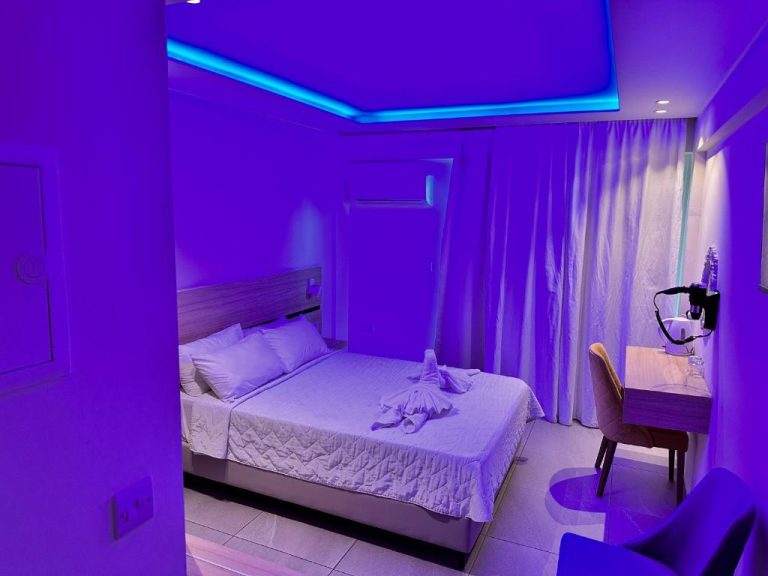 Habitación doble con iluminación LED azul y decoración moderna en el San Remo Hotel