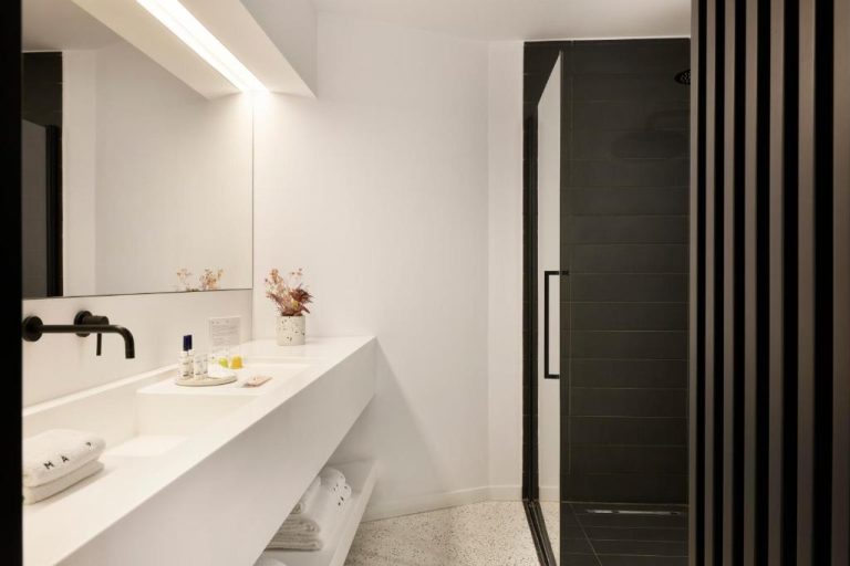 Baño moderno en blanco y negro con ducha independiente y lavabo empotrado en MAP Boutique Hotel