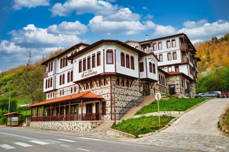 Fachada exterior del Spa Complex Aleksandar con arquitectura tradicional búlgara y entorno natural