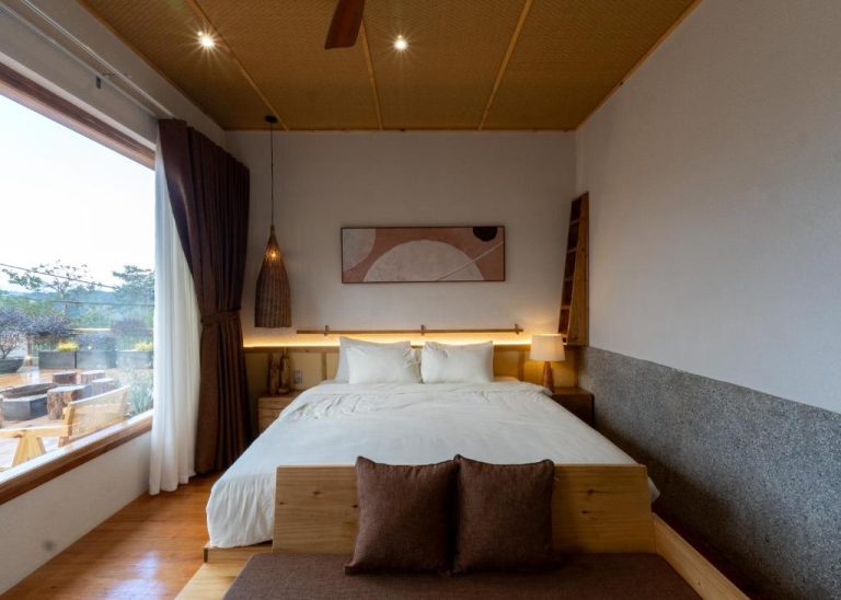 Habitación doble con cama king size y decoración en madera natural del MăngDiang Boutique Hotel