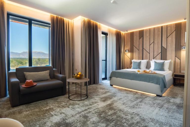 Suite de lujo con cama doble, cabecero de madera y vistas a la montaña en Atmosphere Balneo Hotel & SPA