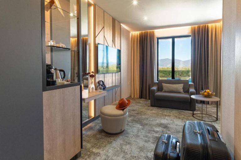Suite con salón moderno, TV y vistas a la montaña en Atmosphere Balneo Hotel & SPA