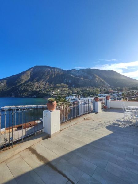 Terraza del Hotel Faraglione con vistas al volcán y al mar azul de las Islas Eolias