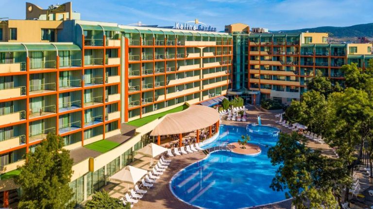 Piscina exterior con tumbonas y zona de descanso del MPM Hotel Kalina Garden All Inclusive en Bulgaria