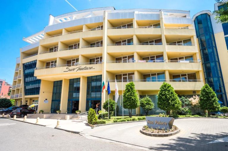 Fachada exterior del Sun Palace Hotel All Inclusive con balcones y jardines en Bulgaria