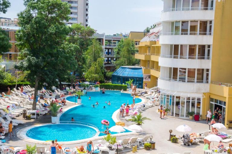 Piscina exterior con tumbonas y ambiente animado en el Sun Palace Hotel All Inclusive