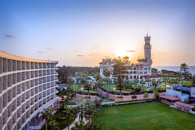 Vista aérea del Hotel Palestine Montaza Alexandria con jardines tropicales, torre histórica y vistas al mar Mediterráneo