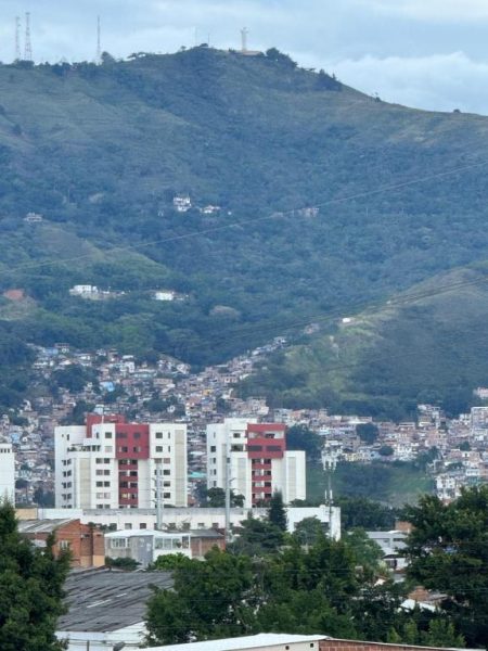 Vista panorámica de Cali con el cerro de las Tres Cruces desde el Hotel Mar Inn Cali