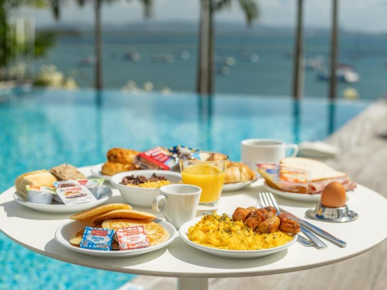 Desayuno buffet completo junto a la piscina con vistas al mar en B&B Hotel Fort-de-France