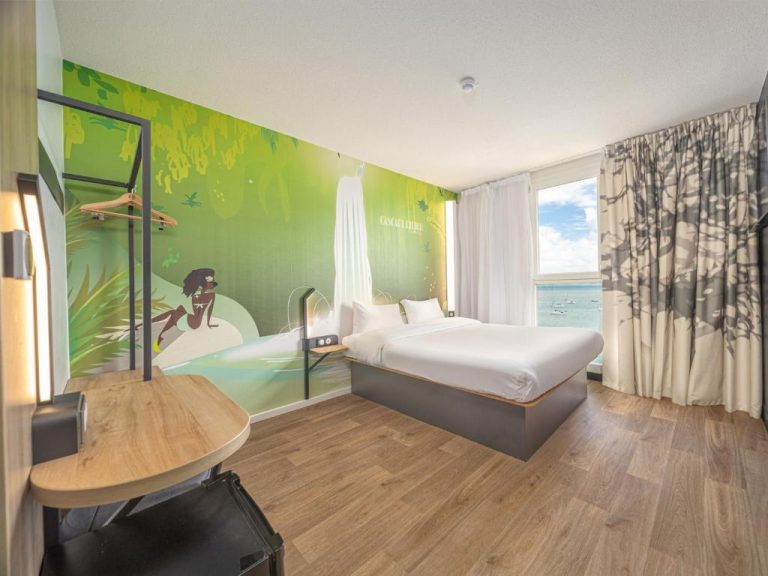 Habitación doble con mural tropical y vista al mar en B&B Hotel Fort-de-France Martinica