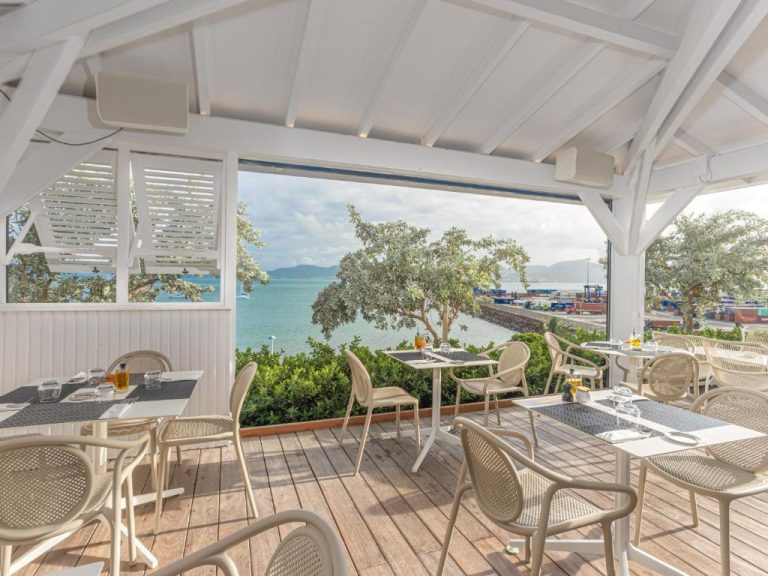 Terraza restaurante con vistas al mar turquesa del B&B Hotel Fort-de-France en Martinica