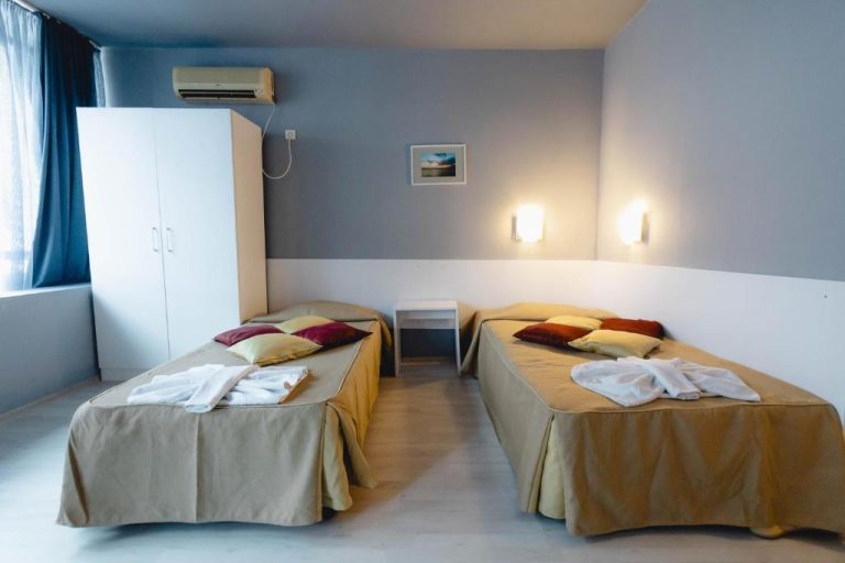 Habitación twin con dos camas y aire acondicionado en Sun Palace Hotel All Inclusive