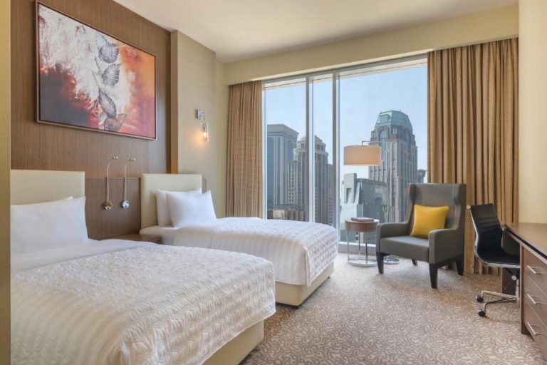 Habitación twin con vistas al skyline de Doha en Le Meridien City Center Doha