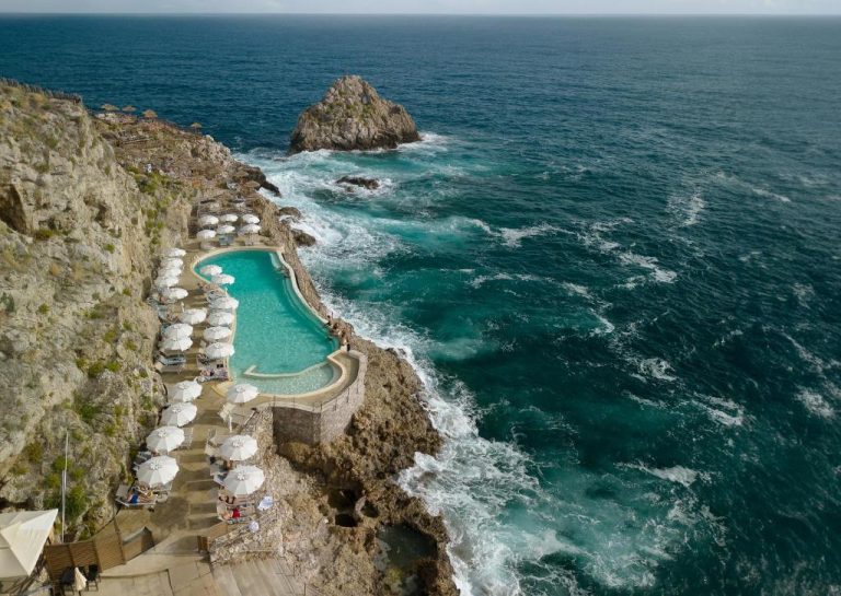 Piscina infinita sobre acantilado con vistas al mar en UNA Hotels Capotaormina, Sicilia