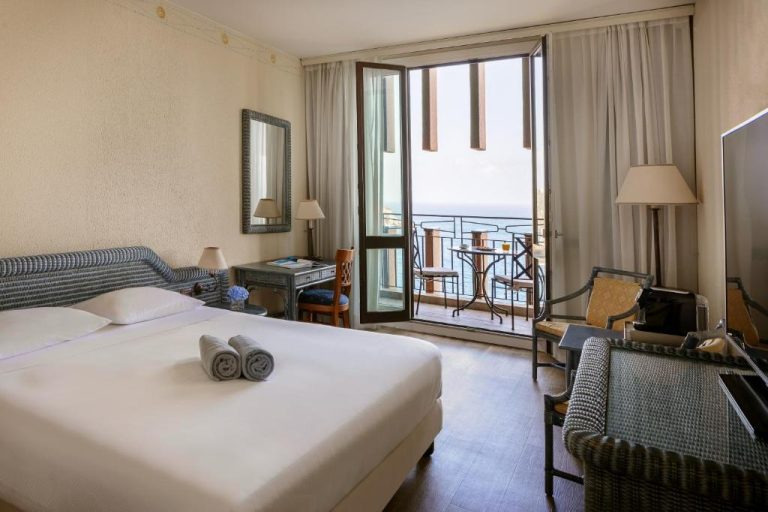 Habitación doble con balcón y vistas al mar en UNA Hotels Capotaormina, Sicilia
