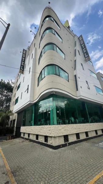 Fachada exterior moderna del Hotel Gran Conquistador 33 con lobby acristalado y múltiples plantas