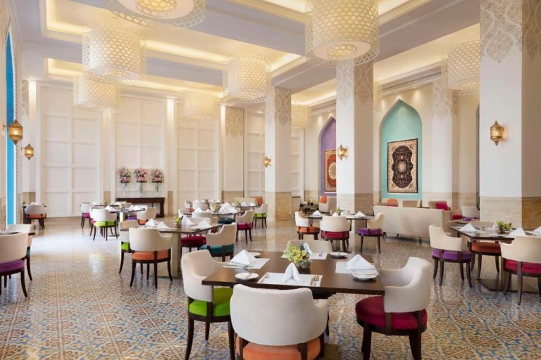 Elegante restaurante interior con decoración árabe del Al Najada Doha Hotel by Tivoli en Qatar