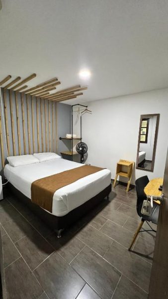 Habitación doble con cabecero de bambú y diseño moderno en Rivière Boutique Hotel