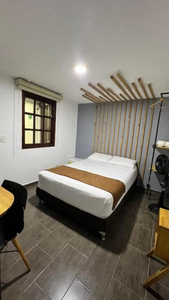 Habitación doble con cabecero de bambú y diseño moderno en Rivière Boutique Hotel