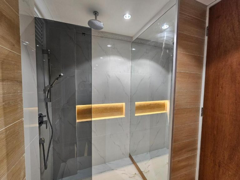 Ducha de lluvia con azulejos de mármol y nicho iluminado en LED del Hotel Kinan Boutique