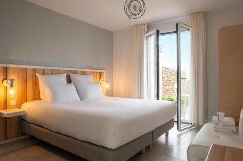 Habitación doble con cama matrimonial y balcón en Hôtel Sport & Spa Ile d'Ouessant The Originals Collection