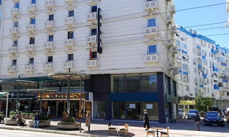 Fachada exterior del Mostar Hotel Antalya con terraza café y zona peatonal en el centro de la ciudad