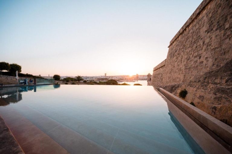 Piscina infinita con vistas al atardecer sobre La Valeta en The Phoenicia Malta Leading Hotels