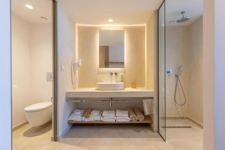 Baño moderno con ducha de lluvia y lavabo sobre encimera en Tsamis Zante Suites