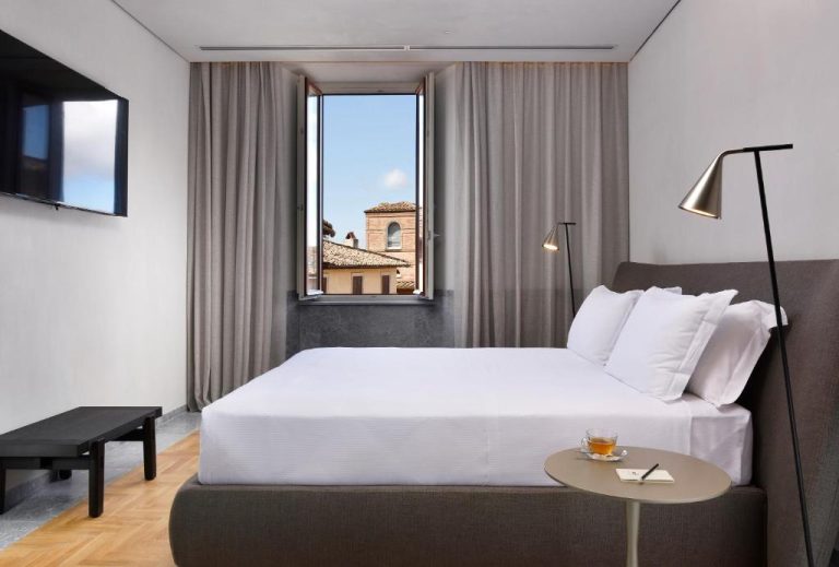Habitación doble moderna con cama king y ventana con vistas históricas en The Bank Hotel Etruria Collection