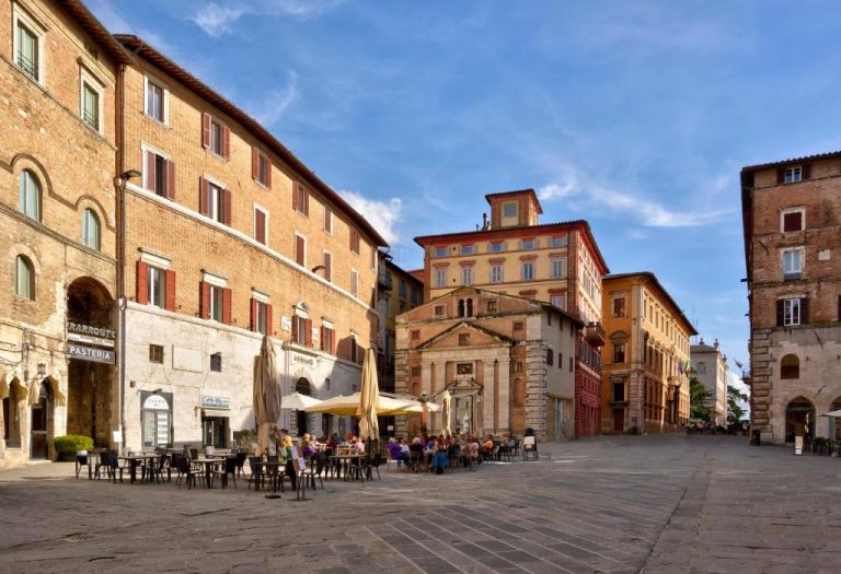Plaza histórica medieval frente al Bank Hotel Etruria Collection con terrazas y cafés al aire libre en Perugia