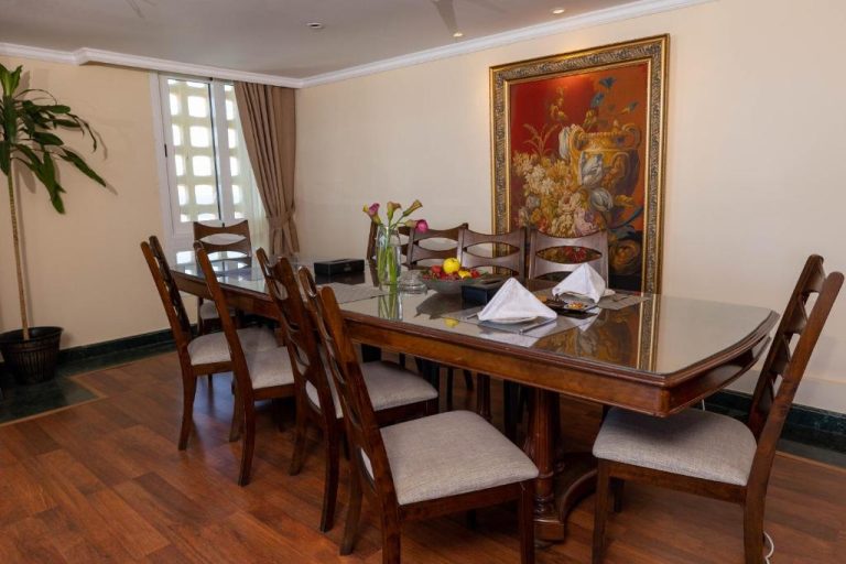 Elegante comedor privado con mesa de madera para 8 personas en el Hotel Palestine Montaza Alexandria