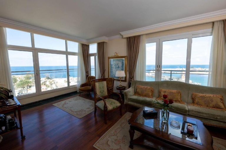 Lujoso salón con vista panorámica al mar Mediterráneo en el Hotel Palestine Montaza Alexandria
