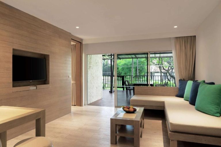 Salón moderno con terraza y jardín exterior en el Wyndham Hua Hin Pranburi Resort & Villas