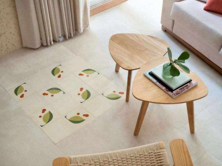 Salón con suelo de baldosas decoradas con motivos vegetales en Kimpton Las Mercedes by IHG