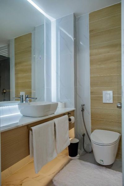 Baño moderno con lavabo en encimera y sanitarios de diseño en el Kinan Boutique Hotel