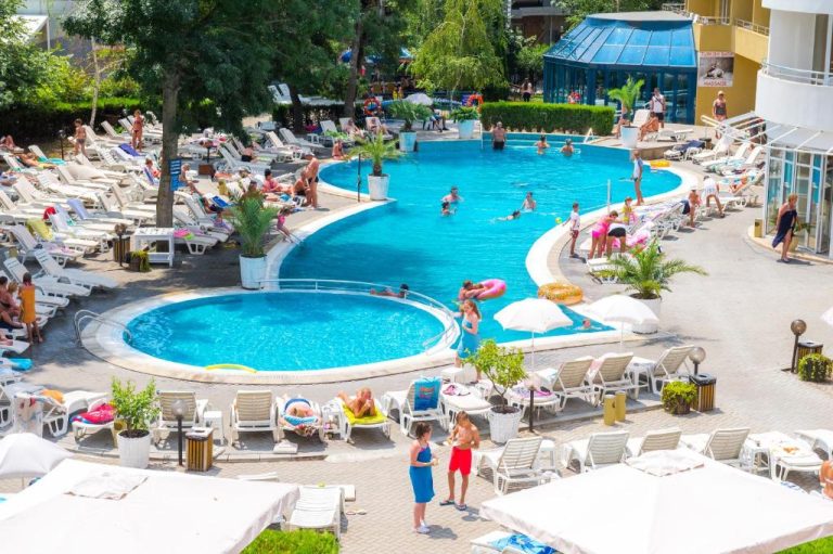 Piscina exterior con hamacas y zona de relax del Sun Palace Hotel All Inclusive en Bulgaria