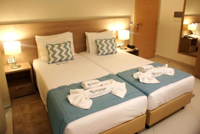 Habitación doble twin con albornoces y cojines decorativos en el Beramar Hotel