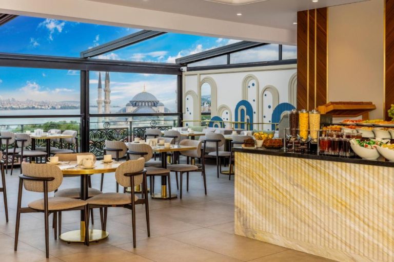 Restaurante buffet del Rast Hotel Sultanahmet con vistas panorámicas a la Mezquita Azul y el Bósforo