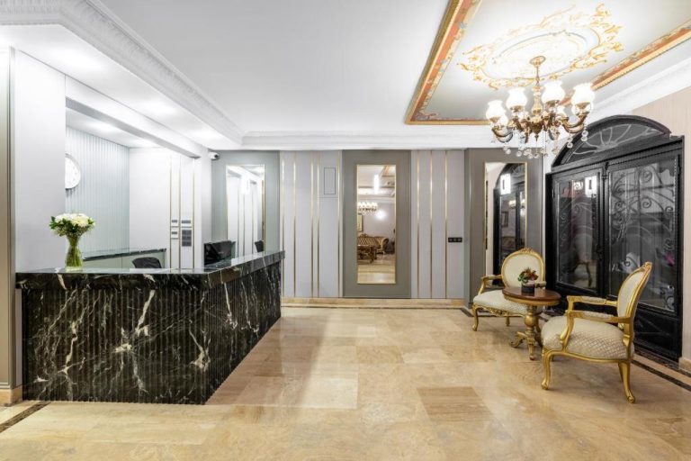 Recepción de mármol negro y lobby clásico con araña de luces del Rast Hotel Sultanahmet