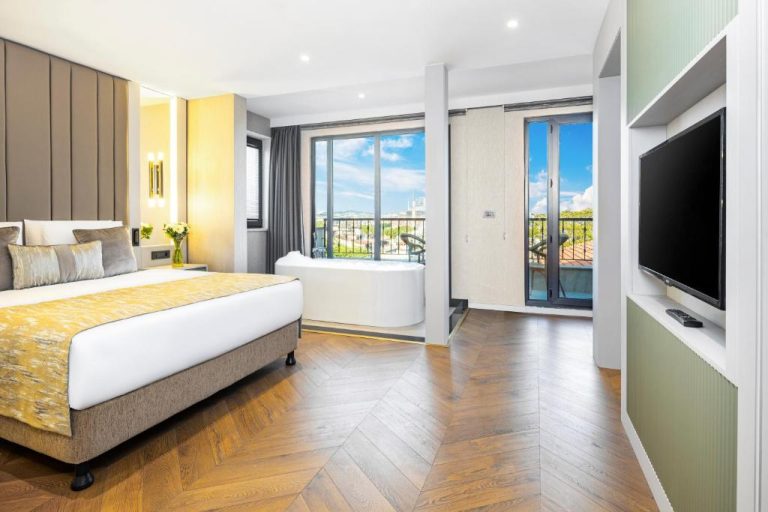 Suite de lujo con jacuzzi y balcón con vistas en Rast Hotel Sultanahmet, Estambul