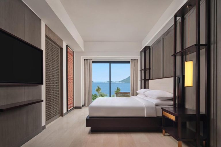 Habitación de lujo con cama doble y vistas al mar en Lampung Marriott Resort & Spa