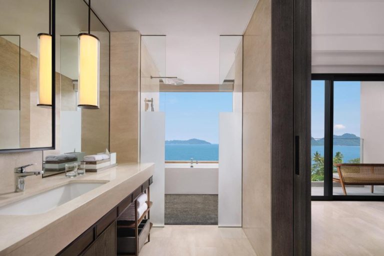 Baño de lujo con bañera y vistas al mar turquesa en Lampung Marriott Resort & Spa