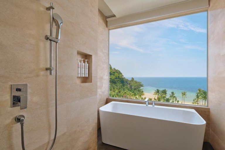 Bañera exenta con vistas al mar y playa tropical en Lampung Marriott Resort & Spa