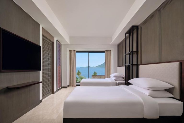 Habitación doble con dos camas y vista panorámica al mar en Lampung Marriott Resort & Spa