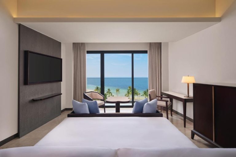 Habitación de lujo con cama doble y vistas al mar y playa en Lampung Marriott Resort & Spa