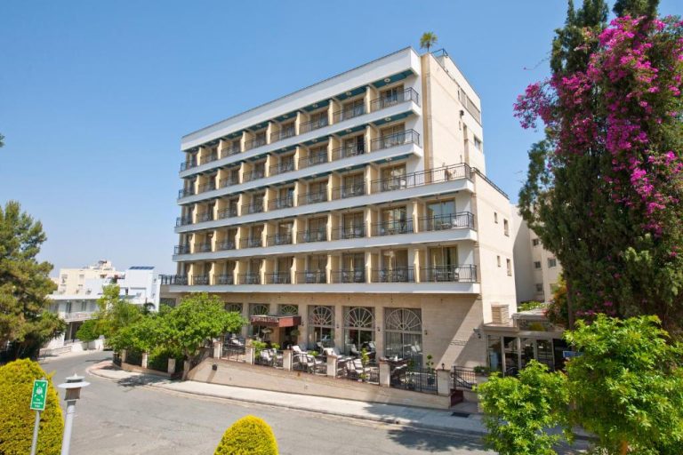 Fachada exterior del Semeli Hotel con balcones y terraza rodeada de vegetación y buganvillas