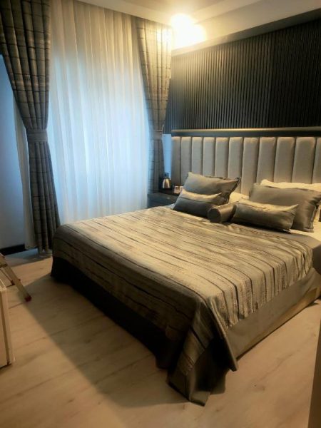Habitación doble de lujo con cama king size y cabecero tapizado en Mostar Hotel Antalya