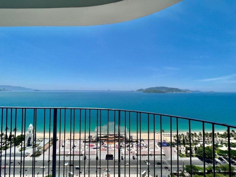 Vista panorámica al mar turquesa y playa desde el balcón del Panorama Nha Trang Condotel by One